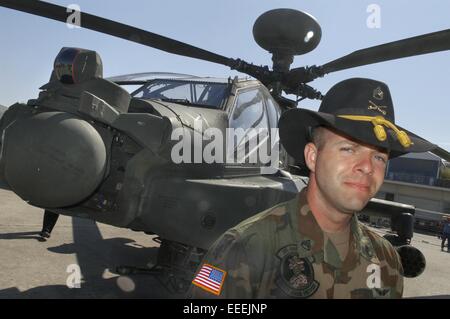 Equipaggio di un esercito usa Apache anti serbatoio elicotteri da combattimento con Cavalleria hat Foto Stock