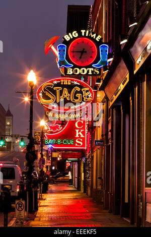 Indicazioni per lo stadio, martinetti Bar-B-Que e altri honky-tonks sul lower Broadway a Nashville, TN. Foto Stock