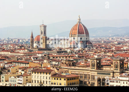 Vista della città di Firenze con focus sul Duomo o Cattedrale Foto Stock