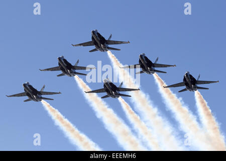 Blue Angels pass overhead in una formazione di delta. Foto Stock