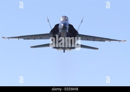 Blue Angels F/A-18 Hornet solo aeromobile si avvicina a testa alta. Foto Stock