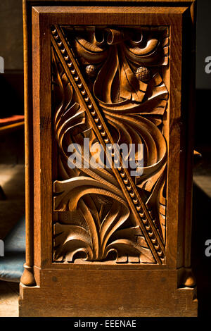 Regno Unito, Inghilterra, Wiltshire, Vale of Pewsey, Vescovo Cannings, Santa Maria Vergine Chiesa, scolpiti pew fine Foto Stock