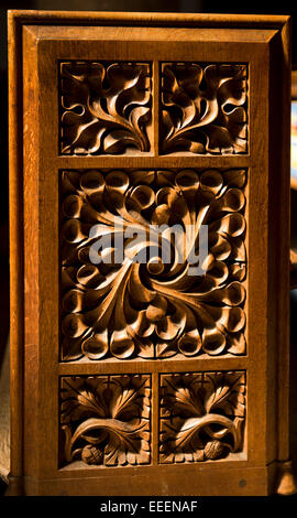 Regno Unito, Inghilterra, Wiltshire, Vale of Pewsey, Vescovo Cannings, Santa Maria Vergine Chiesa, scolpiti pew fine Foto Stock
