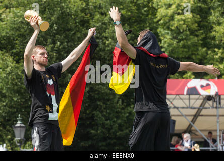 Berlino, Germania, giocatori nazionali festeggiare sul ventilatore miglia Foto Stock