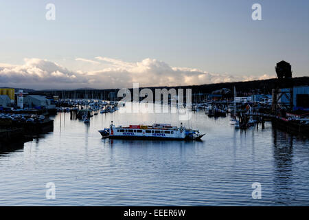 Guardando verso sud fino al fiume Medina Estuary dai Solent con la catena di Cowes traversata in traghetto in mattina presto Foto Stock