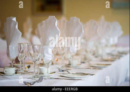 Un banchetto di nozze tabella con bicchieri di vino completamente vestito Foto Stock