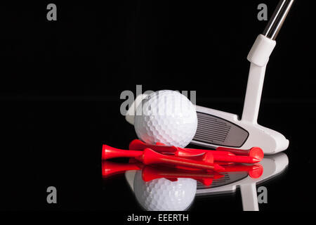 Golf putter e diverse attrezzature da golf sul vetro nero scrivania Foto Stock