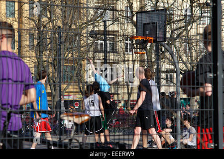 Berlino, Germania, persone che giocano a basket in strada del Sempione Foto Stock