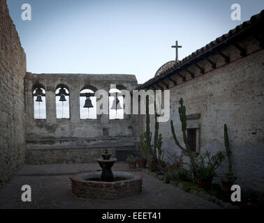 Agosto 4, 2012 - San Juan Capistrano, California, Stati Uniti - un cortile interno a fianco della vecchia chiesa di pietra sulla missione di San Juan Capistrano motivi. Le quattro campane sono registrata solo durante le occasioni speciali più volte in un anno--------la missione di San Juan Capistrano, fondata il 1 Novembre 1776 da fra Junipero Serra, è rimasta solo la missione nella Contea di Orange con il più antico continuamente edificio occupato nello Stato della California e conosciuta come la Serra cappella dove Messa cattolica è offerta settimanale lungo con matrimoni.---------Papa Francesco ha annunciato i suoi piani di canonizzare Francescano Padre Ginepro Foto Stock