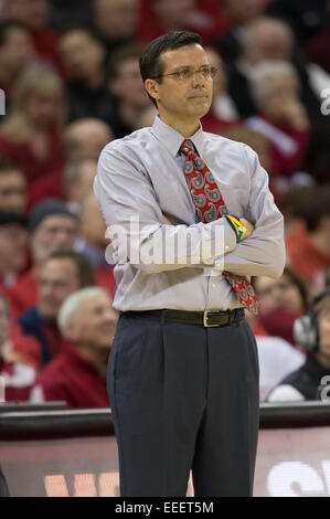 15 gennaio 2015: Nebraska coach TimMiles guarda dopo essere stata chiamata per un fallo tecnico durante il NCAA pallacanestro tra il Wisconsin Badgers e Nebraska Cornhuskers a Kohl Center a Madison, WI. Wisconsin sconfitto Nebraska 70-55. John Fisher/CSM Foto Stock