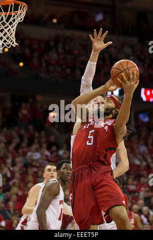 15 gennaio 2015: Nebraska Cornhuskers avanti Terran Petteway n. 5 va per un colpo durante il NCAA pallacanestro tra il Wisconsin Badgers e Nebraska Cornhuskers a Kohl Center a Madison, WI. Wisconsin sconfitto Nebraska 70-55. John Fisher/CSM Foto Stock