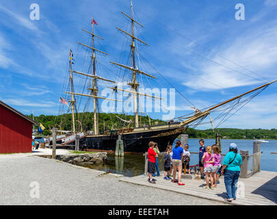 Gruppo di bambini di fronte Joseph Conrad square-truccate nave museo, Mystic Seaport maritime Museum, mistica, Connecticut, Stati Uniti d'America Foto Stock