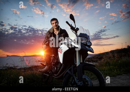 Ritratto di un giovane uomo su una motocicletta Foto Stock