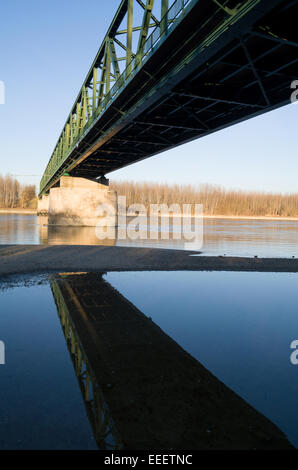 VAMOSSZABADI, Ungheria - 13 febbraio 2014: Il Vamosszabadi ponte sul Danubio dal basso Foto Stock