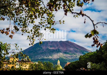 Vulcano Vesuvio in una giornata nuvolosa di Torre del Greco il punto di vista, la Provenza di Napoli. Foto Stock