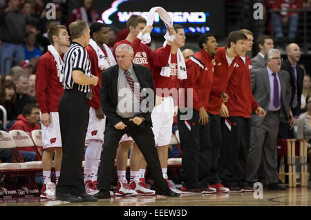 15 gennaio 2015: Wisconsin coach Bo Ryan reagisce dopo una chiamata durante il NCAA pallacanestro tra il Wisconsin Badgers e Nebraska Cornhuskers a Kohl Center a Madison, WI. Wisconsin sconfitto Nebraska 70-55. John Fisher/CSM Foto Stock