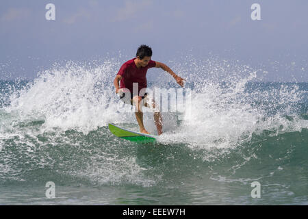 Surfer a Bali, in Indonesia Foto Stock