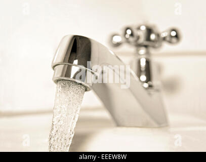 Rubinetto con acqua corrente in un bagno Foto Stock