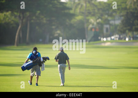 Honolulu, Hawaii, Stati Uniti d'America. 15 gennaio, 2015. 15 gennaio 2015: Kyle Suppa passeggiate lungo il fairway prima con il suo caddie durante il primo round del Sony Open a Waialae Country Club di Honolulu, Hawaii. © csm/Alamy Live News Foto Stock