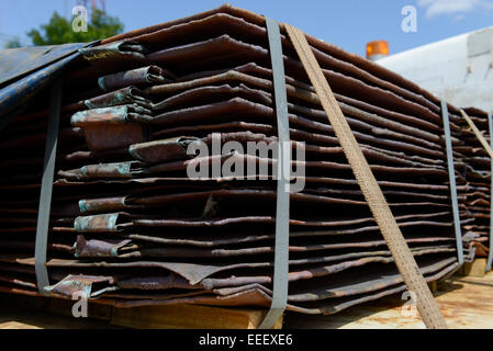 Mozambico, Beira corridor, trasporti di merci pesanti come le piastre di rame da carrelli tra port Beira-Chimoio-Tete-Zimbabwe-copperbelt Zambia / MOSAMBIK, Beira Korridor, trasporto von Waren wie Kupferplatten zwischen Hafen Beira-Chimoio-Tete-Simbabwe-Kupferminen in Zambia Foto Stock