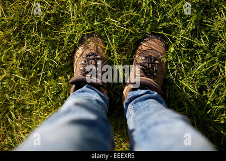 In prima persona il punto di vista Foto di piedi indossando lace-up scarponi. Foto Stock