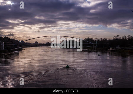 Il fiume Maas o Mosa con lo Hoge Brug in background, un ponte pedonale e ciclabile a Maastricht, Limburg Foto Stock