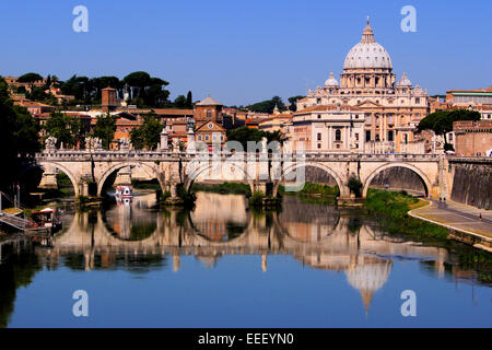 Vista verso la Città del Vaticano da Ponte Umberto I, Roma, Italia Foto Stock