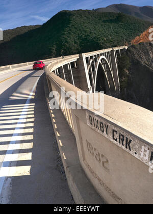 Bixby Bridge con un'auto rossa che attraversa Big sur, Monterey, California USA Bixby Creek Bridge datato 1932 Highway One Monterey USA Foto Stock