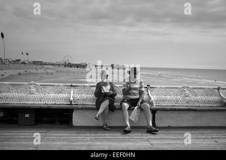 Avendo un gelato, Blackpool North Pier Foto Stock