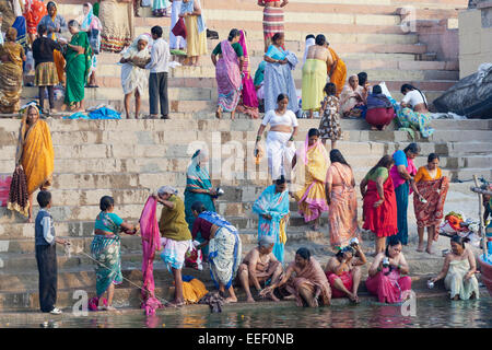 Varanasi (India). Gli indù la balneazione anprayd pregando nel fiume Gange, mattina Foto Stock
