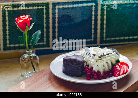 Un cuore di dolcezza e rose , il simbolo del nostro amore Foto Stock