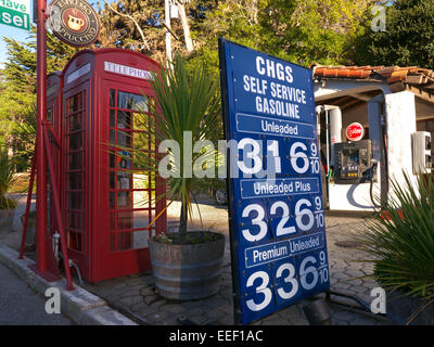 Prezzi stazione di benzina 2014 vicino Carmel Monterey con tradizionale rosso inglese caselle telefoniche fuori Monterey California Foto Stock