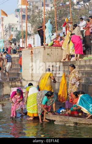 Varanasi (India). Gli indù dal fiume Gange, balneazione, lavaggio, pregando Foto Stock