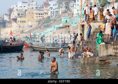 Varanasi (India). Gli indù la balneazione e pregando nel fiume Gange Foto Stock