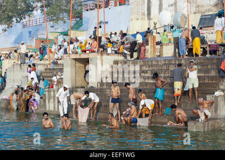 Varanasi (India). Gli indù la balneazione e pregando nel fiume Gange Foto Stock