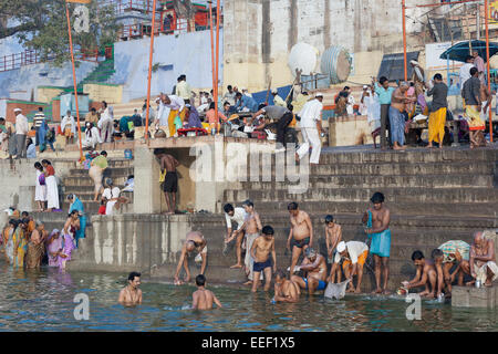 Varanasi (India). Gli indù la balneazione e pregando nel fiume Gange Foto Stock