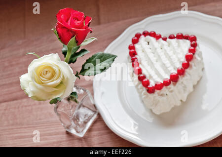 Un cuore di dolcezza e rose , il simbolo del nostro amore Foto Stock