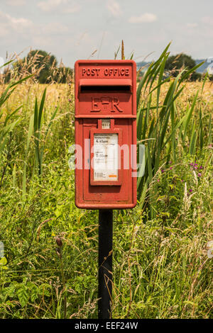 Un villaggio ER (Queen Elizabeth) post box - Bosham Hoe, porto di Chichester, West Sussex. Foto Stock