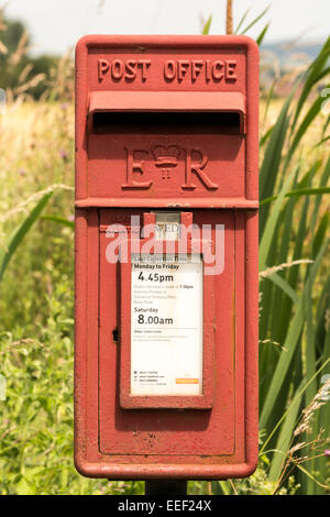 Un villaggio ER (Queen Elizabeth) post box - Bosham Hoe, porto di Chichester, West Sussex. Foto Stock