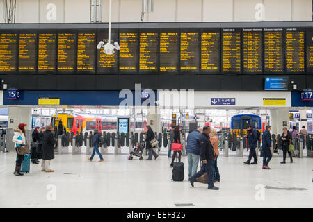 London Waterloo stazione ferroviaria e i passeggeri dell'atrio,Inghilterra Foto Stock