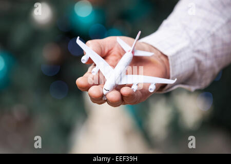 Primo piano di man mano azienda modello di aereo Foto Stock