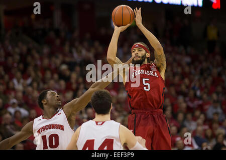 15 gennaio 2015: Nebraska Cornhuskers avanti Terran Petteway #5 tira fino ad un salto girato durante il NCAA pallacanestro tra il Wisconsin Badgers e Nebraska Cornhuskers a Kohl Center a Madison, WI. Wisconsin sconfitto Nebraska 70-55. John Fisher/CSM Foto Stock