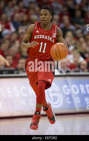 15 gennaio 2015: Nebraska Cornhuskers guard Oggi Tarin Smith #11 porta la palla in alto tribunale durante il NCAA pallacanestro tra il Wisconsin Badgers e Nebraska Cornhuskers a Kohl Center a Madison, WI. Wisconsin sconfitto Nebraska 70-55. John Fisher/CSM Foto Stock