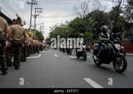 Unità di moto della PNP arriva presso la Nunziatura Apostolica in prossimità per aiutare ad organizzare il traffico e la folla. © Mark Z. Saludes/Pacific Press/Alamy Live News Foto Stock