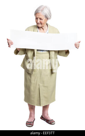 Sorridente anziana signora azienda foglio sbozzato in mani su bianco Foto Stock