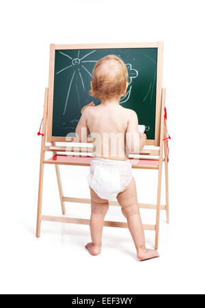 Baby boy disegno sulla lavagna su bianco Foto Stock