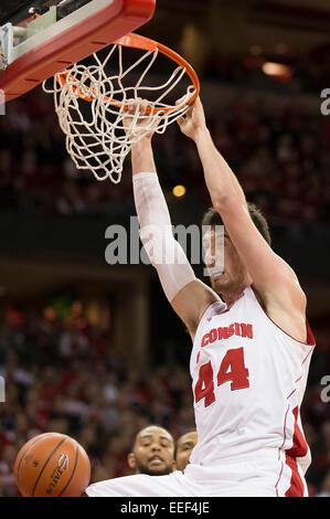 15 gennaio 2015: Wisconsin Badgers avanti Frank Kaminsky #44 punteggi su Slam Dunk durante il NCAA pallacanestro tra il Wisconsin Badgers e Nebraska Cornhuskers a Kohl Center a Madison, WI. Wisconsin sconfitto Nebraska 70-55. John Fisher/CSM Foto Stock