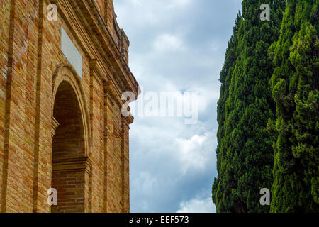 Chiesa nel parco in un giorno di pioggia Foto Stock