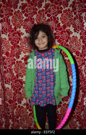 Bambina con un hula hoop Foto Stock