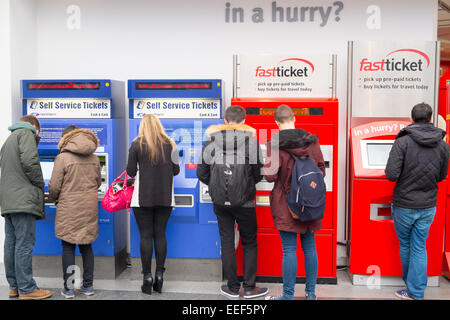 Passeggeri acquisto biglietti presso la stazione ferroviaria di Manchester Piccadilly,lancashire,Inghilterra Foto Stock